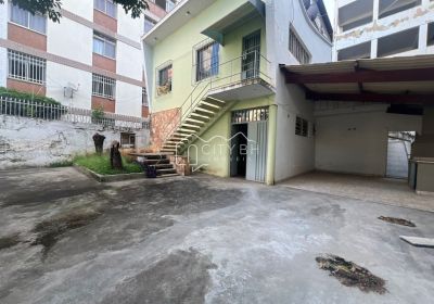 Lote/Casa em localização nobre e privilegiada.