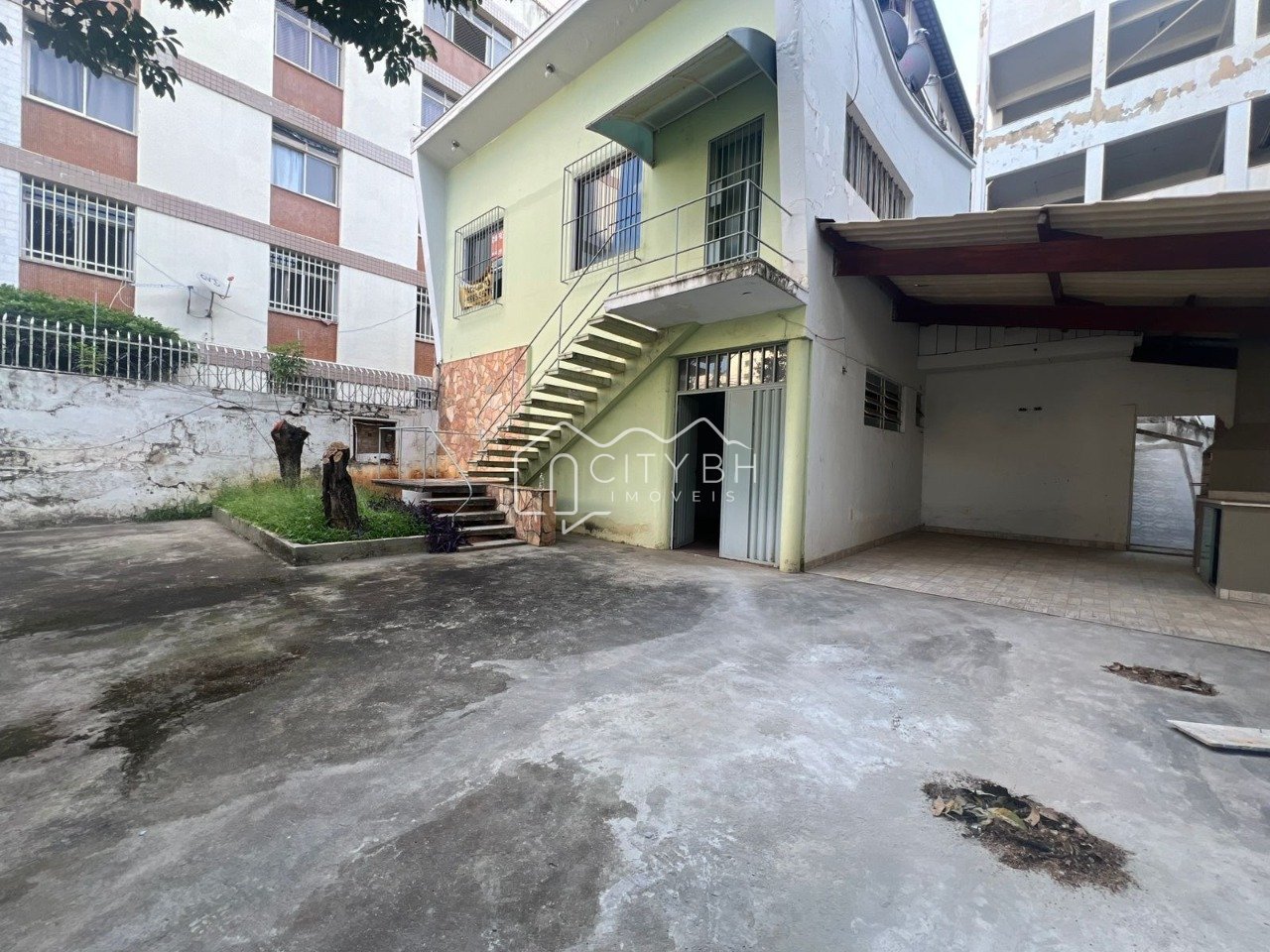 Lote/Casa em localização nobre e privilegiada.