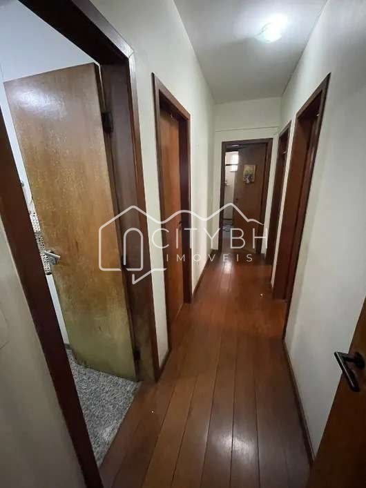 Um por andar, 4 quartos, 1 suite, 2 vagas no Santo Antônio.