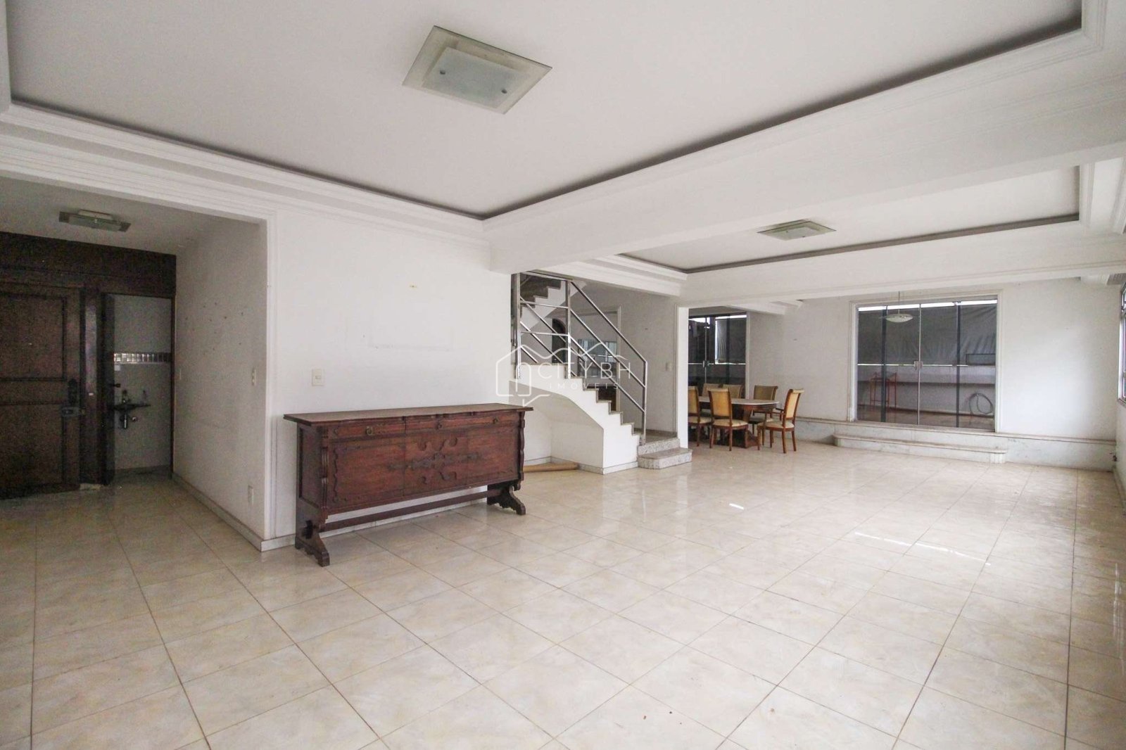 Linda cobertura, 4 quartos, 2 suites e 3 vagas no melhor do Santo Antônio.