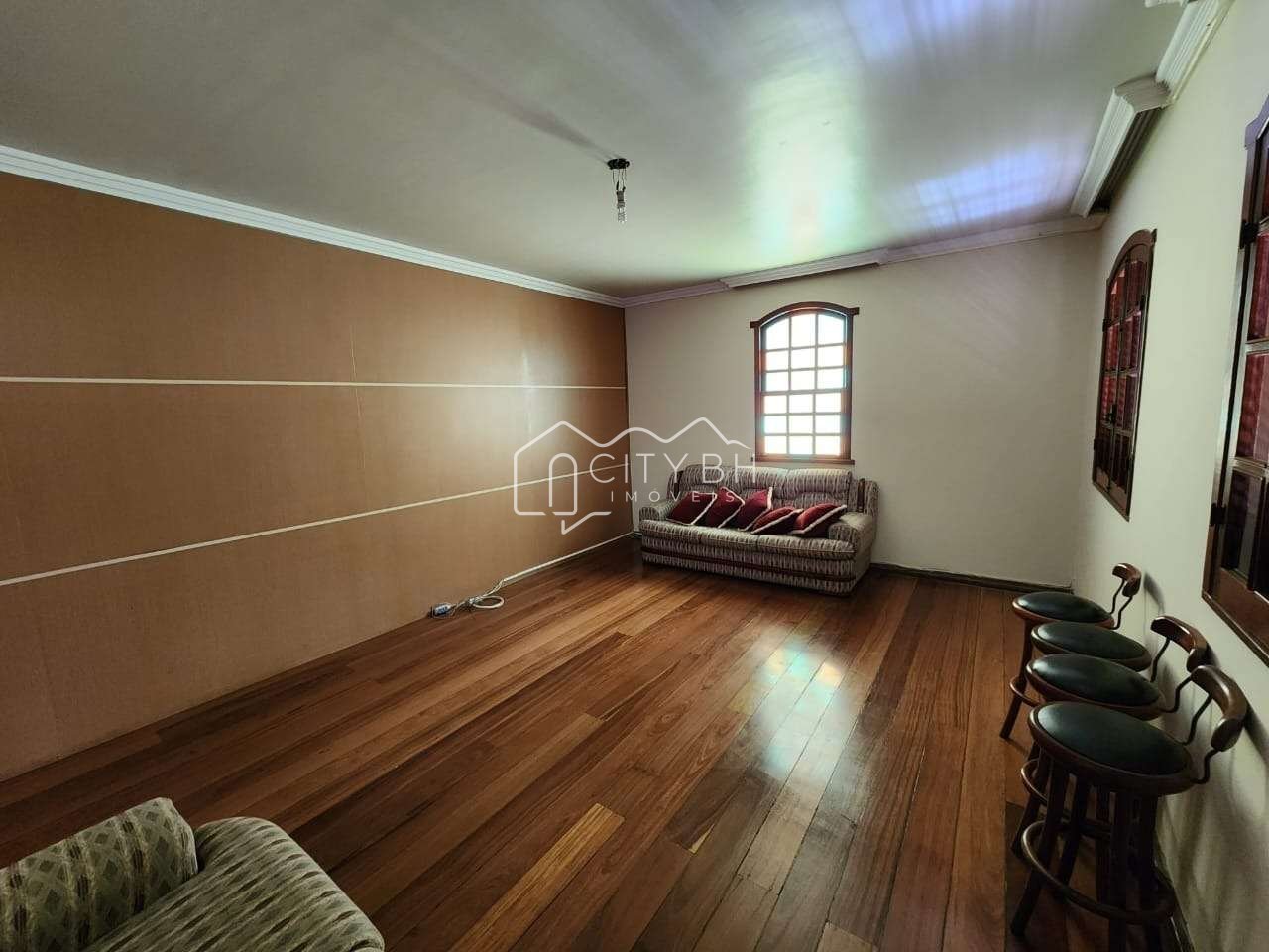 Casa, 5 quartos, 2 suites, 5 vagas.
