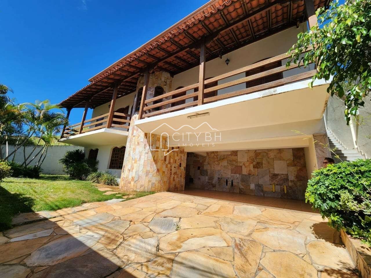 Casa, 5 quartos, 2 suites, 5 vagas.