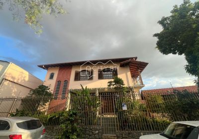 Casa colonial com 4 quartos no bairro da Graça.